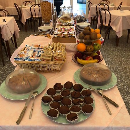 Hotel Valdinievole Лидо Ди Камайоре Екстериор снимка