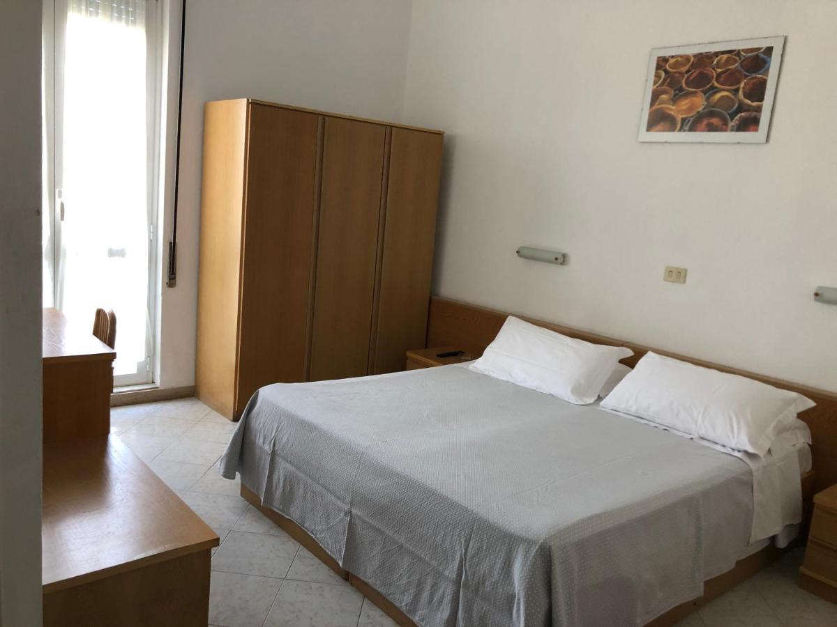 Hotel Valdinievole Лидо Ди Камайоре Екстериор снимка