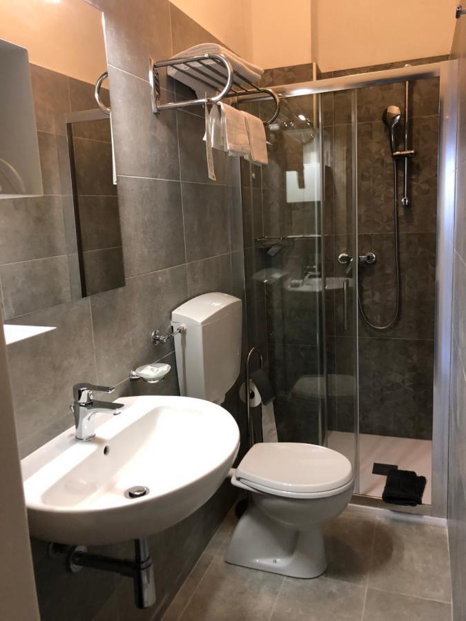 Hotel Valdinievole Лидо Ди Камайоре Екстериор снимка