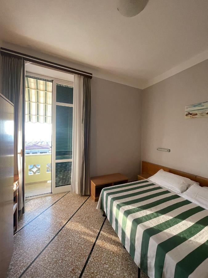 Hotel Valdinievole Лидо Ди Камайоре Екстериор снимка