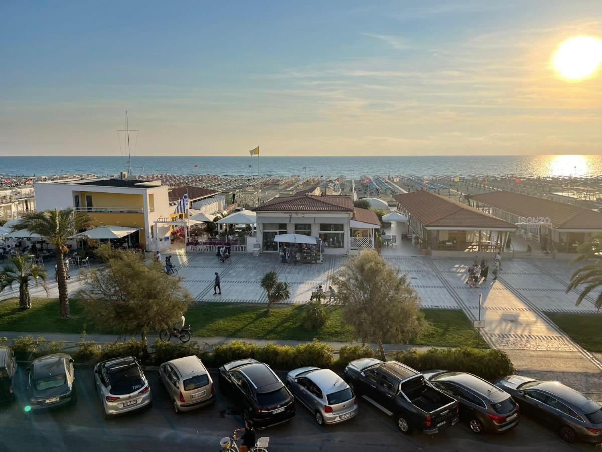 Hotel Valdinievole Лидо Ди Камайоре Екстериор снимка