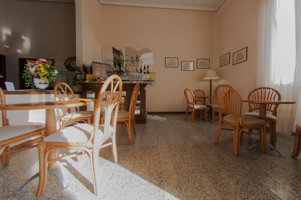 Hotel Valdinievole Лидо Ди Камайоре Екстериор снимка