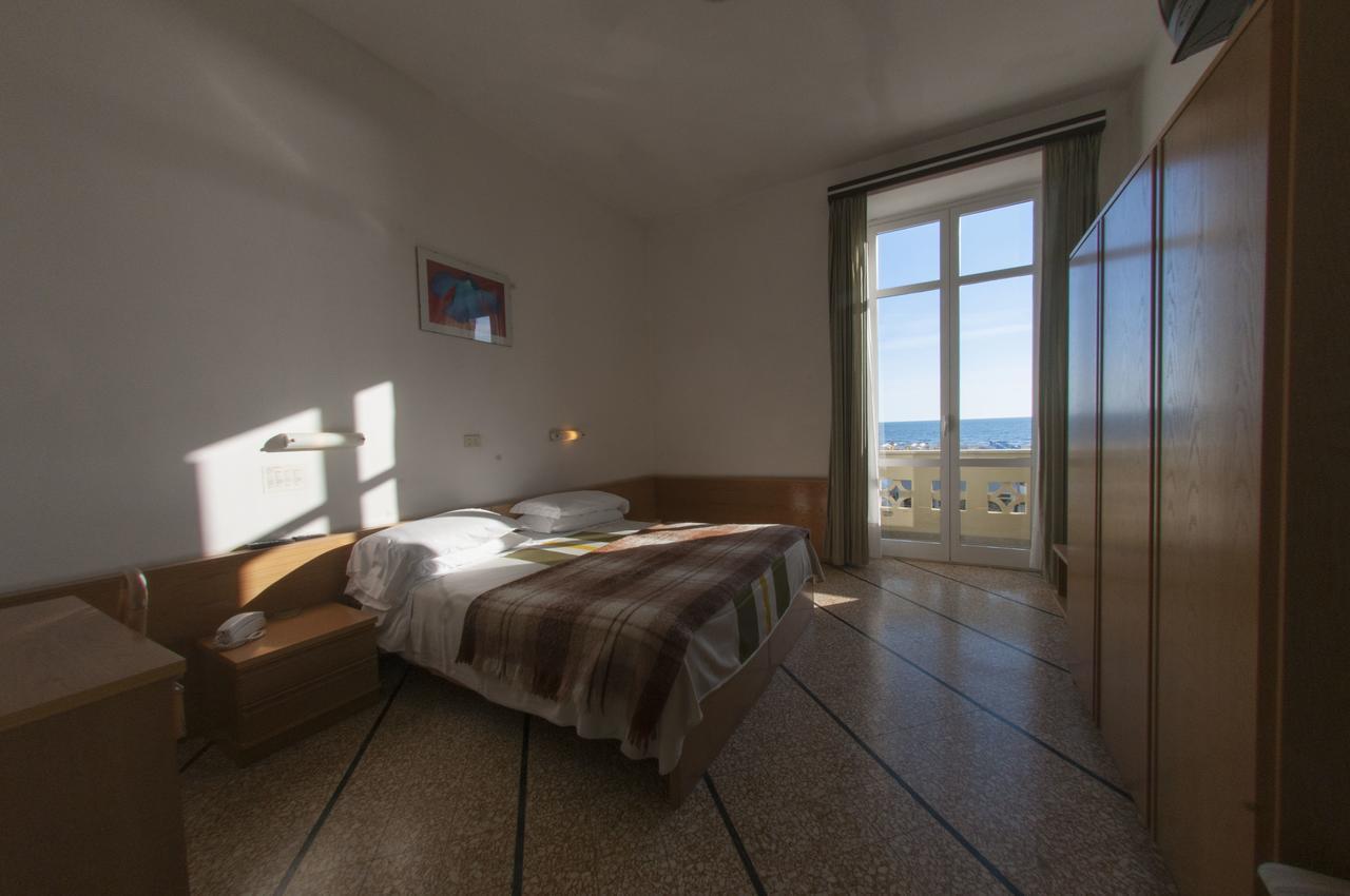 Hotel Valdinievole Лидо Ди Камайоре Екстериор снимка