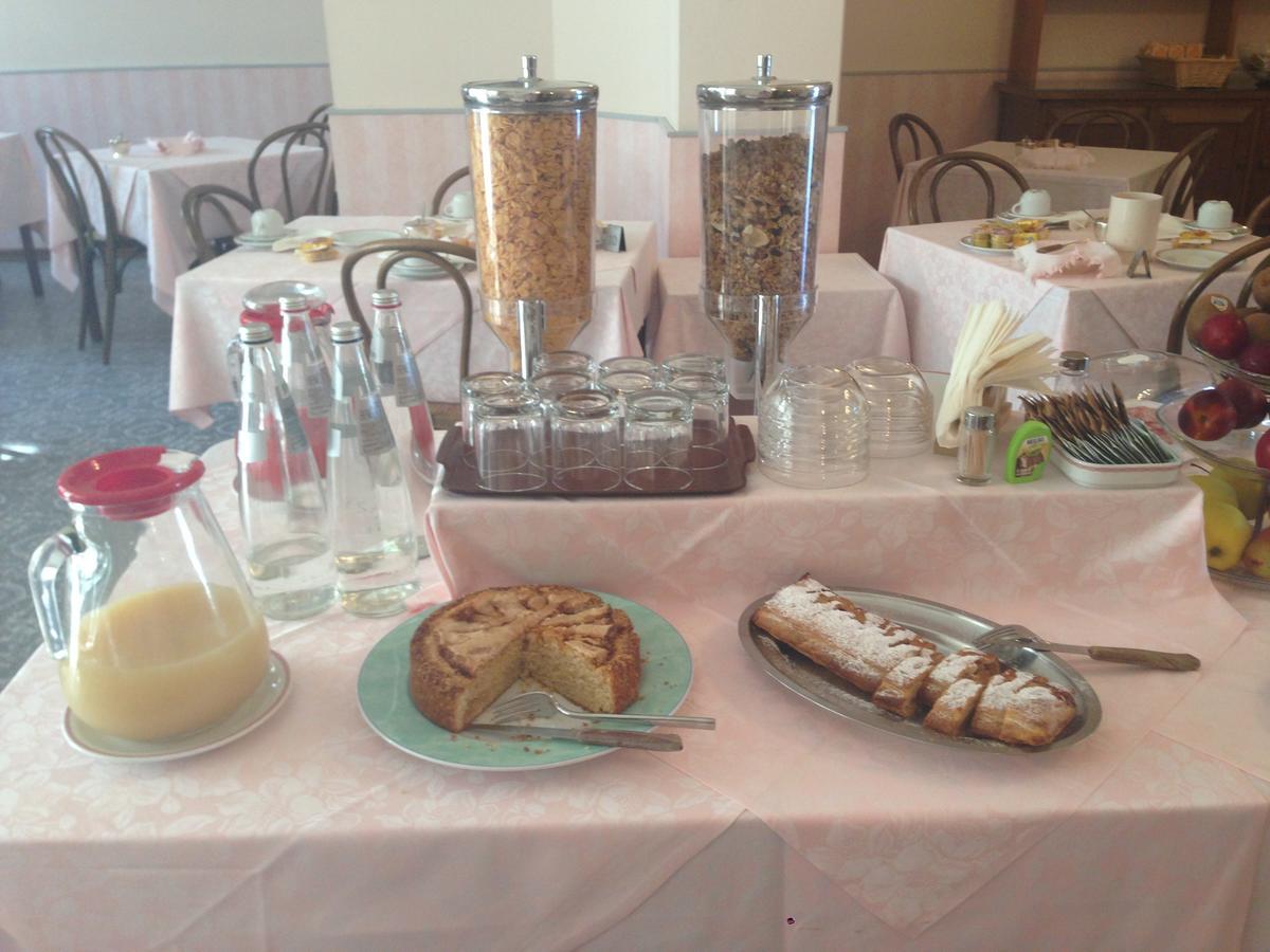 Hotel Valdinievole Лидо Ди Камайоре Екстериор снимка