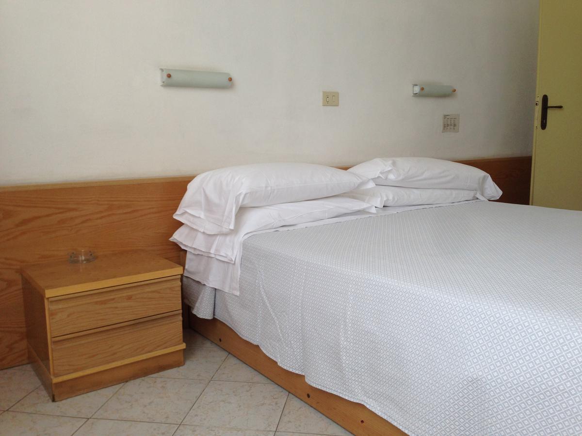 Hotel Valdinievole Лидо Ди Камайоре Екстериор снимка