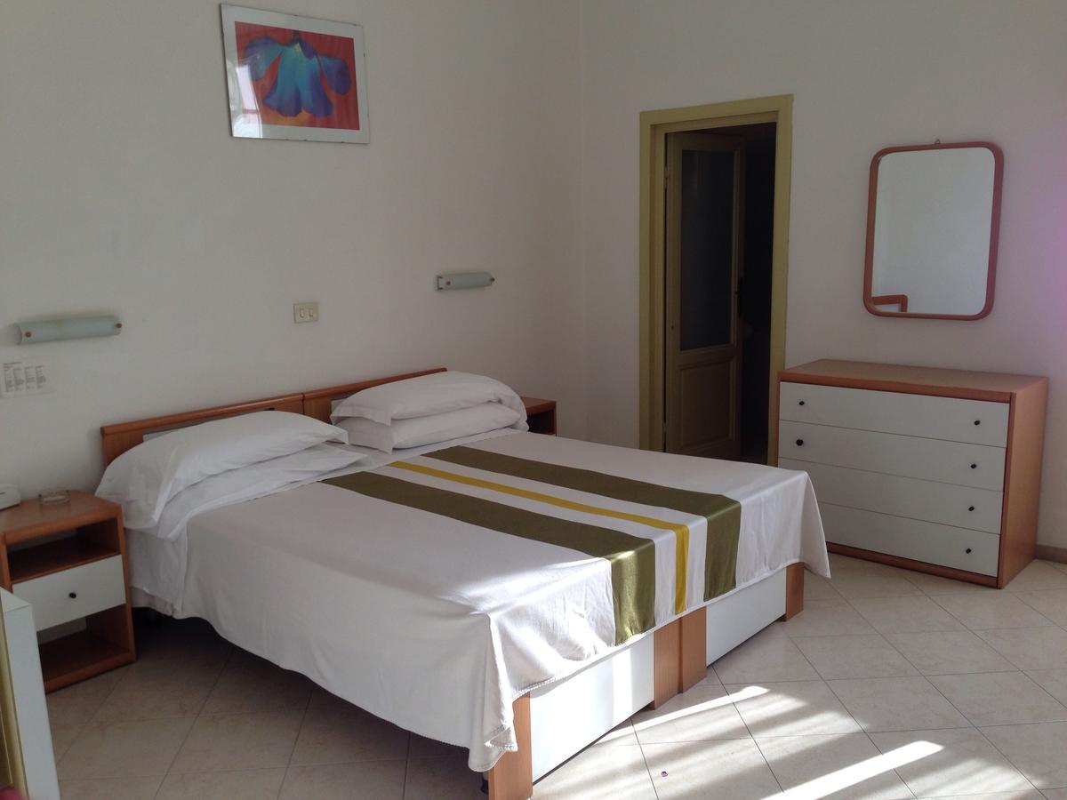 Hotel Valdinievole Лидо Ди Камайоре Екстериор снимка