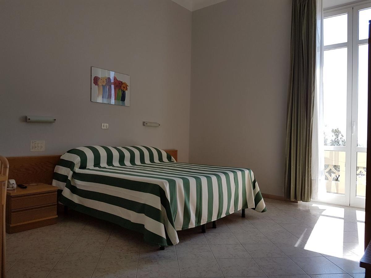 Hotel Valdinievole Лидо Ди Камайоре Екстериор снимка