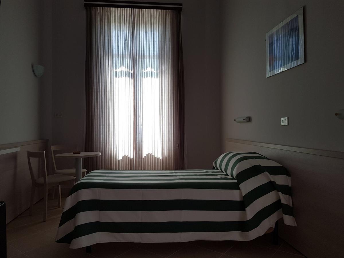 Hotel Valdinievole Лидо Ди Камайоре Екстериор снимка