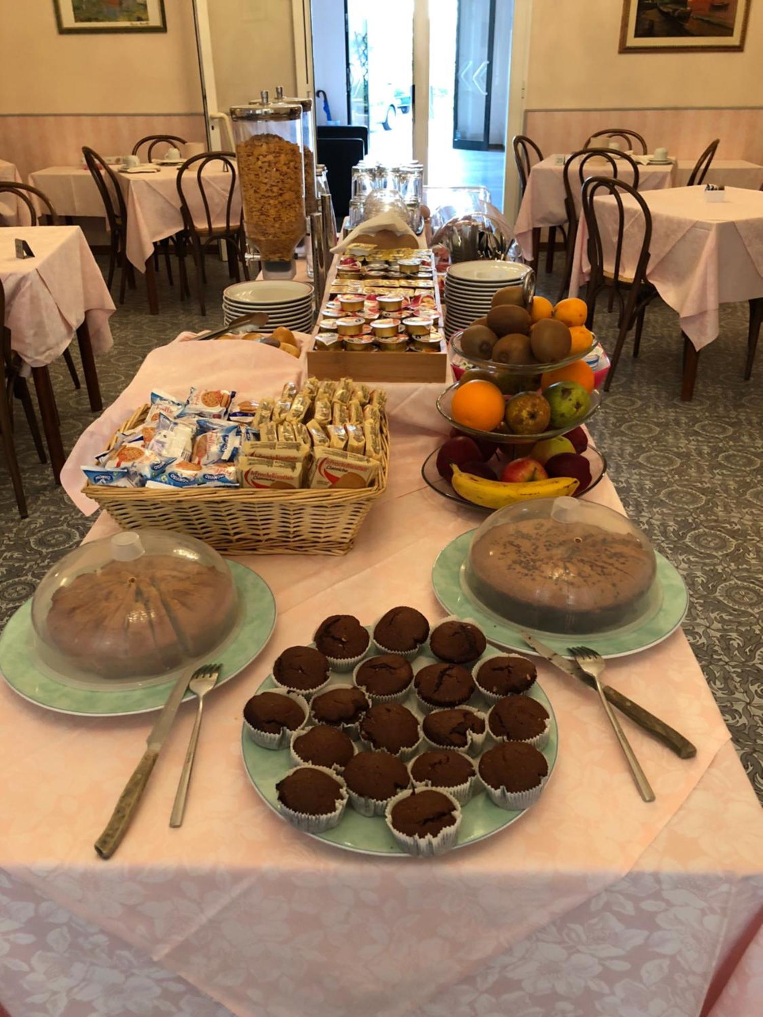 Hotel Valdinievole Лидо Ди Камайоре Екстериор снимка