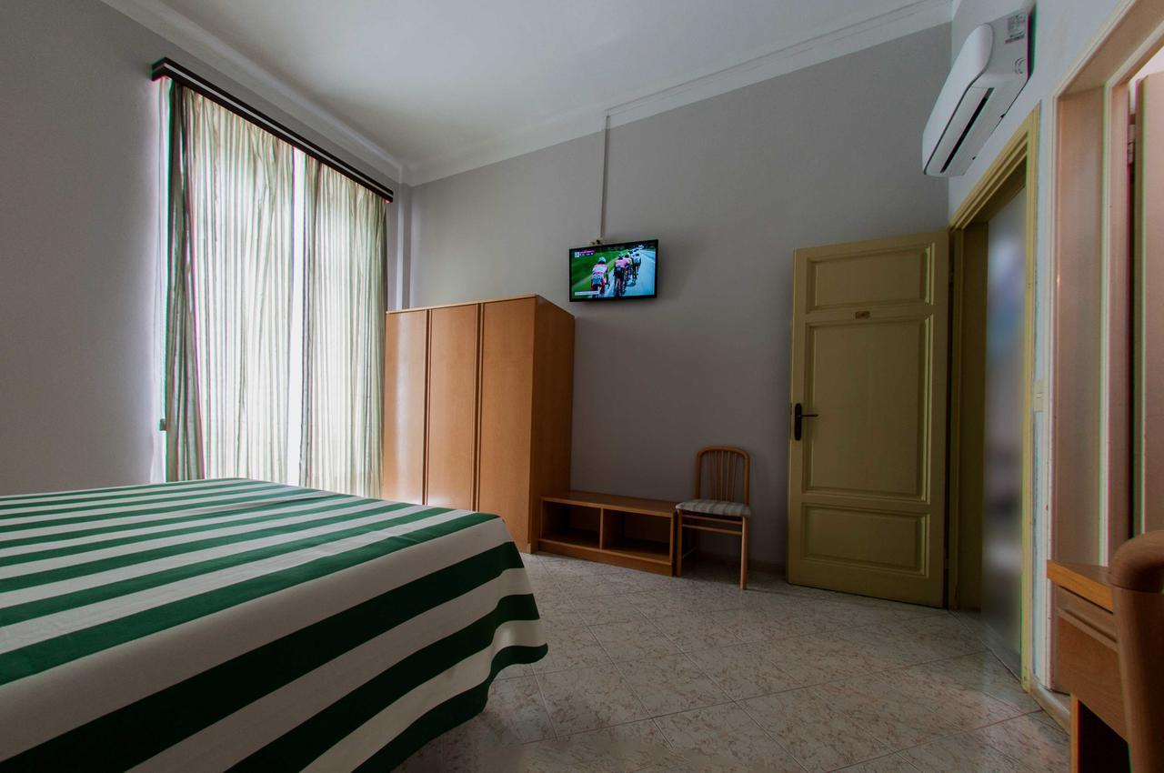 Hotel Valdinievole Лидо Ди Камайоре Екстериор снимка