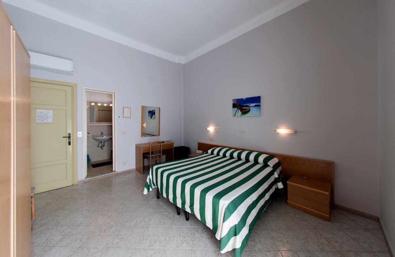 Hotel Valdinievole Лидо Ди Камайоре Екстериор снимка