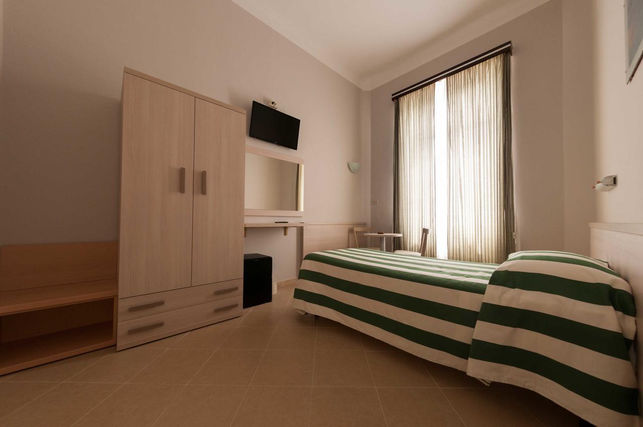 Hotel Valdinievole Лидо Ди Камайоре Екстериор снимка