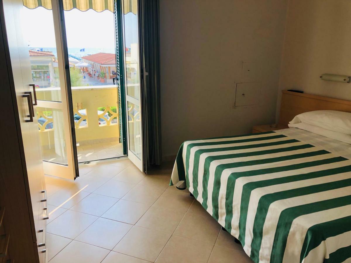 Hotel Valdinievole Лидо Ди Камайоре Екстериор снимка