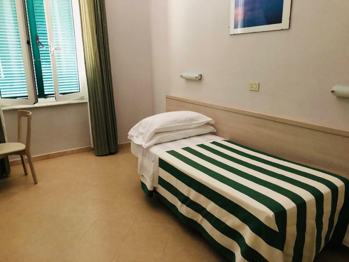 Hotel Valdinievole Лидо Ди Камайоре Екстериор снимка