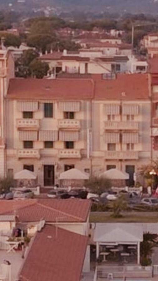 Hotel Valdinievole Лидо Ди Камайоре Екстериор снимка
